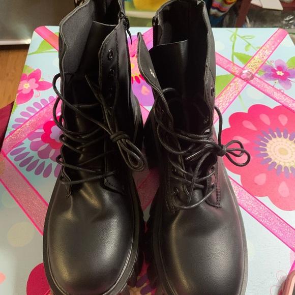 Black boots - Picture 3 of 7